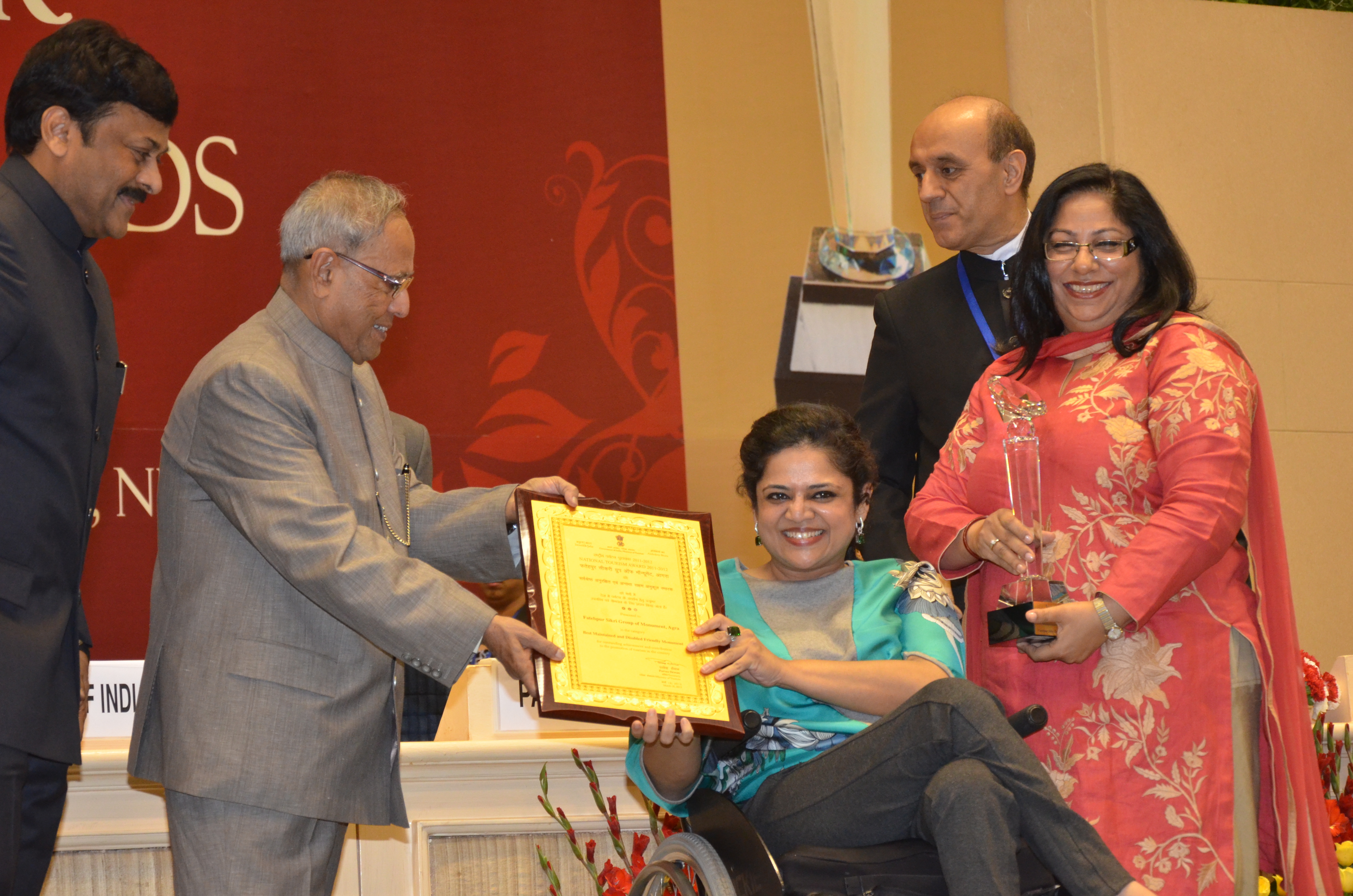 Picture of Svayam Founder Ms. Sminu Jindal receiving the award at the hands of Hon'ble President of India Mr. Pranab Mukherjee