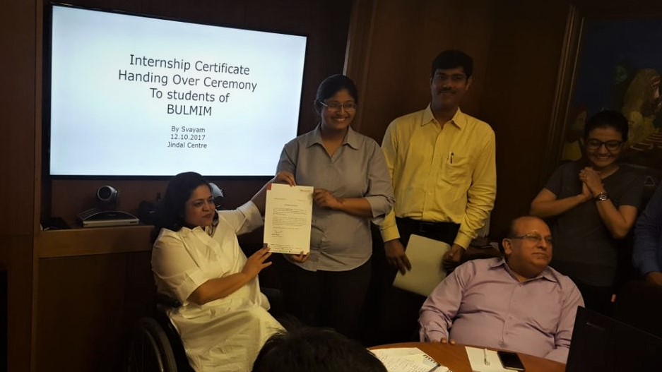 Ms. Sminu Jindal, Founder Svayam, handing over Internship Certificates to Interns