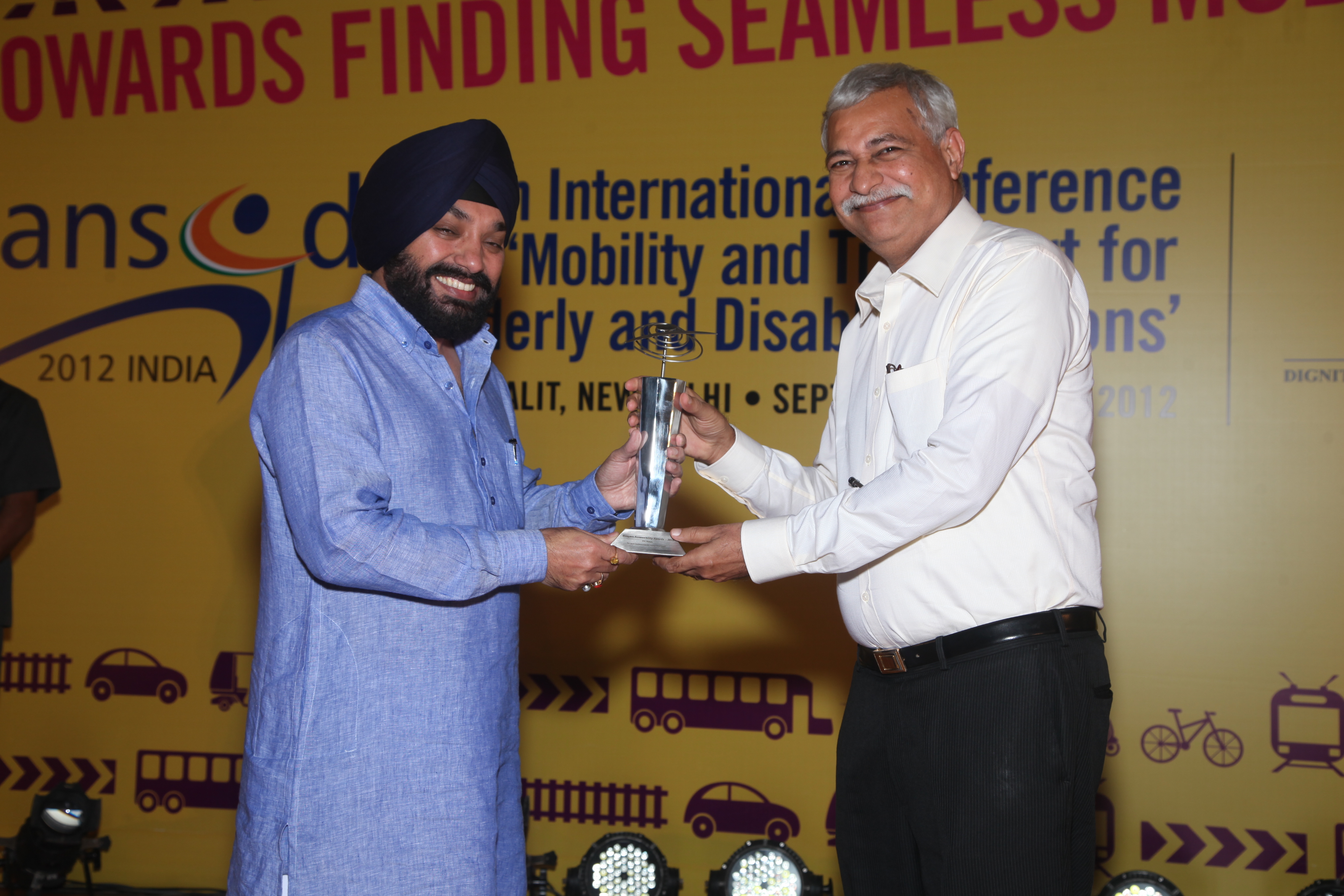 Picture of Mr. Niranjan Khatri receiving the Award on behalf of ITC Welcom Group at the hands of Sh. Aravinder Singh Lovely, Minister for Urban Development, Govt. of Delhi