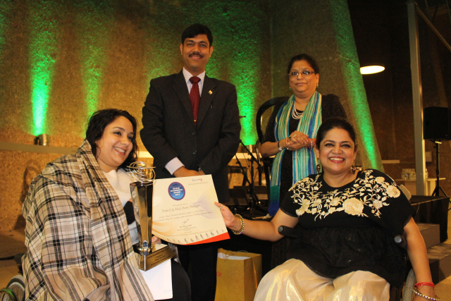 Architect Ms. Lia Ferreira, Ombudswoman of Porto Municipality receiving Svayam Accessibility Award 2015 from Ms. Sminu Jindal 